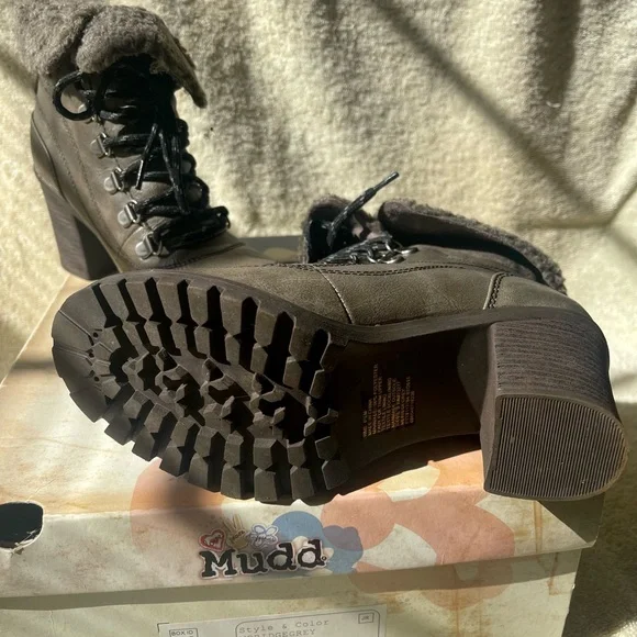 Womens New Mudd lace up boots, Size 6.5 - Picture 2 of 3